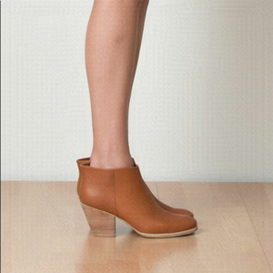 𝅺RACHEL Comey Mars Ankle Booties in Whiskey Leather Size 9.5